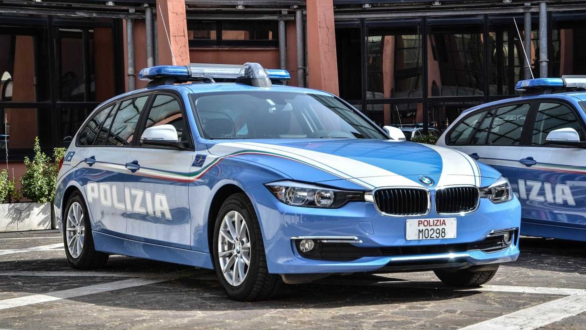 Синяя полицейская машина. 143 Модели BMW 320 D Touring 2003 polizia. Polizia Stradale знак. Автомобили полиции Италии. Итальянская Полицейская машина.