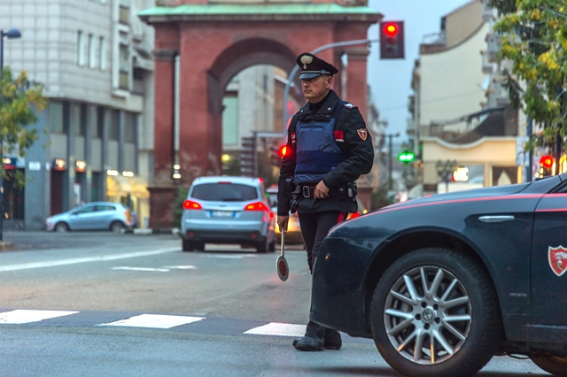Carabinieri e Polizia Municipale di Alessandria, intensificati i controlli: identificate 40 persone, un daspo urbano, una denuncia e due giovani sanzionati per possesso di hashish